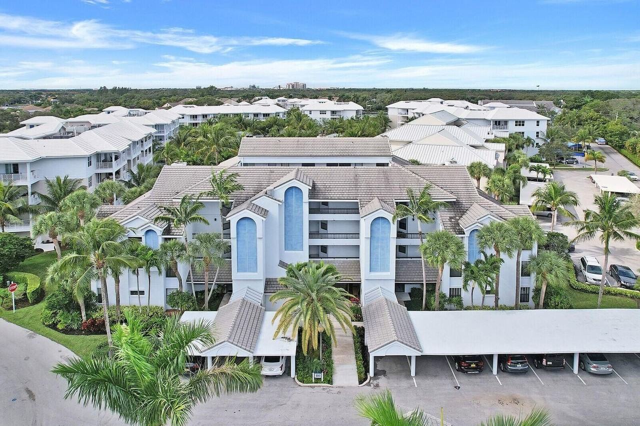 123 Bay Colony Dr N - Photo 4 of 30