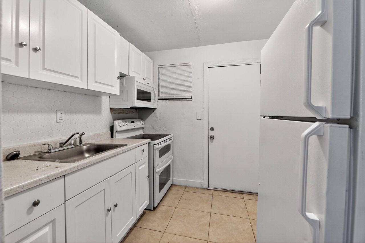 2734 Nw 15th St #1-2 - Photo 4 of 12