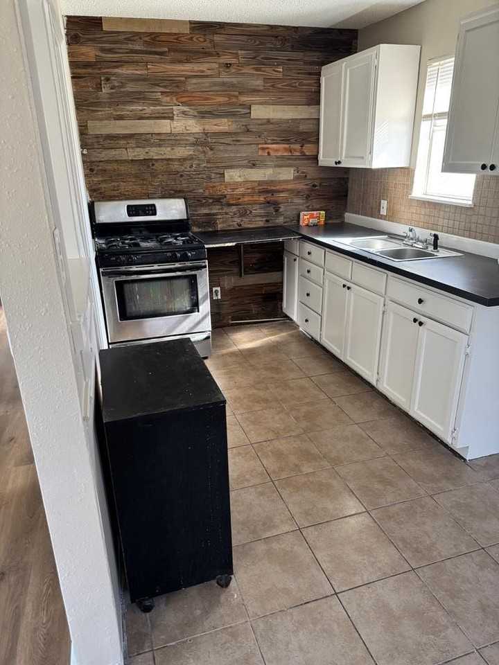 3025 Chestnut St - Photo 2 of 7