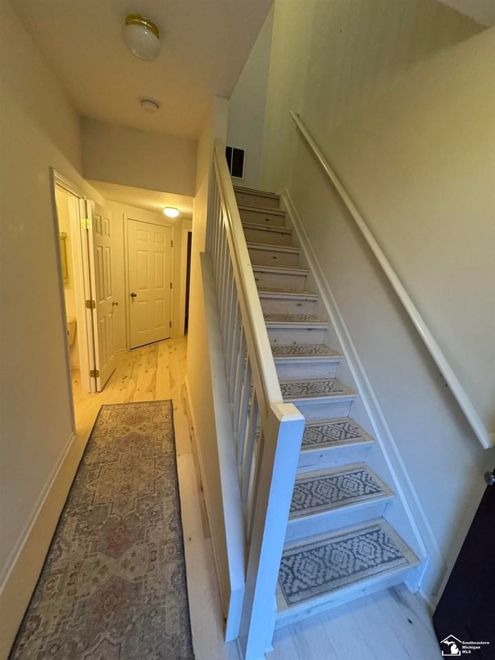 918 W 5th St - Photo 2 of 10