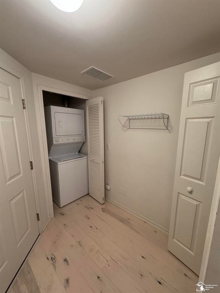 918 W 5th St - Photo 4 of 10