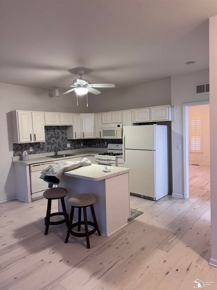 918 W 5th St - Photo 7 of 10