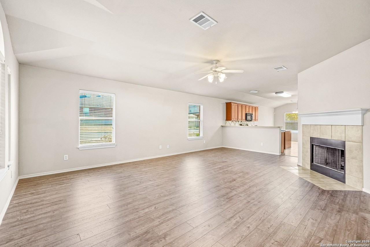 703 Point Spgs - Photo 5 of 32