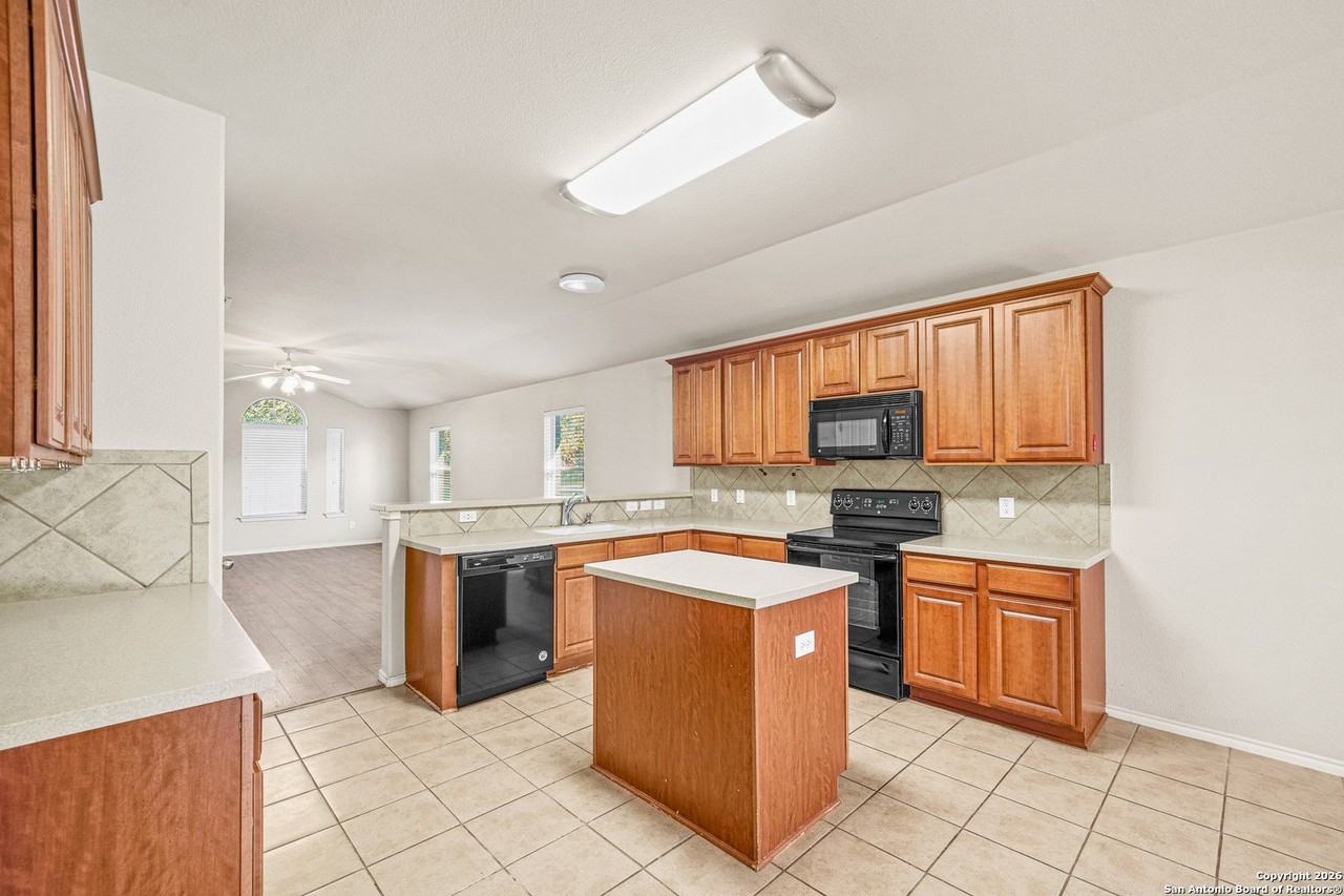 703 Point Spgs - Photo 7 of 32