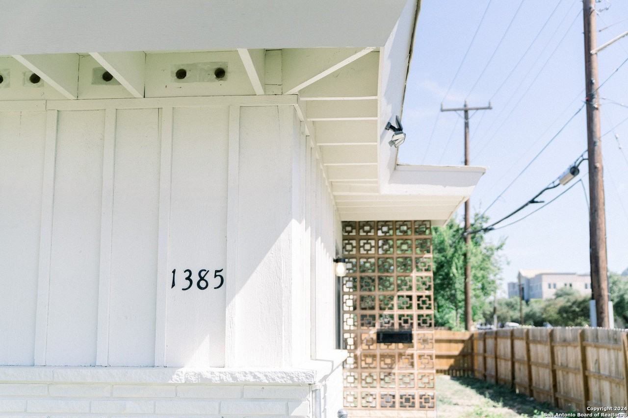 1385 Oblate Dr - Photo 3 of 21