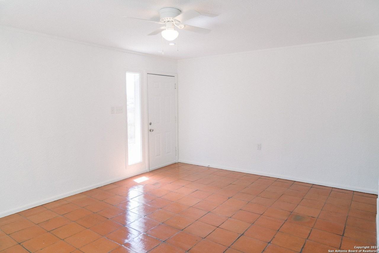 1385 Oblate Dr - Photo 4 of 21