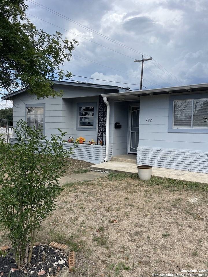 742 Olney Dr - Photo 2 of 17