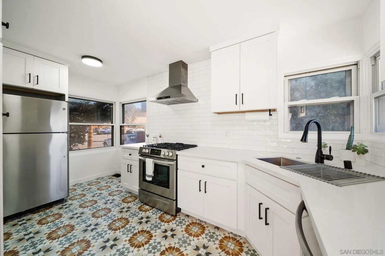 2154 Union St - Photo 4 of 21