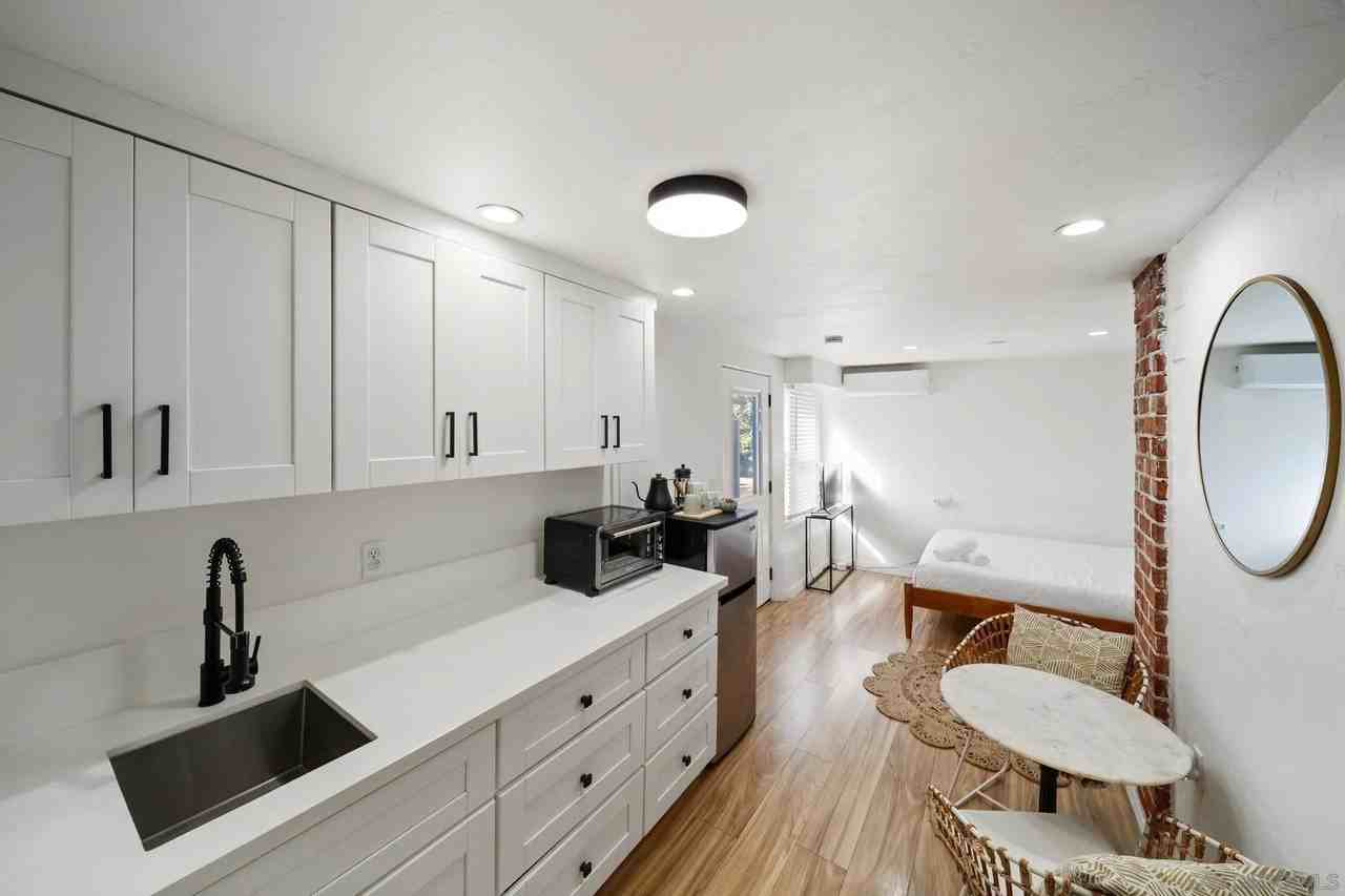 2154B Union St - Photo 3 of 11