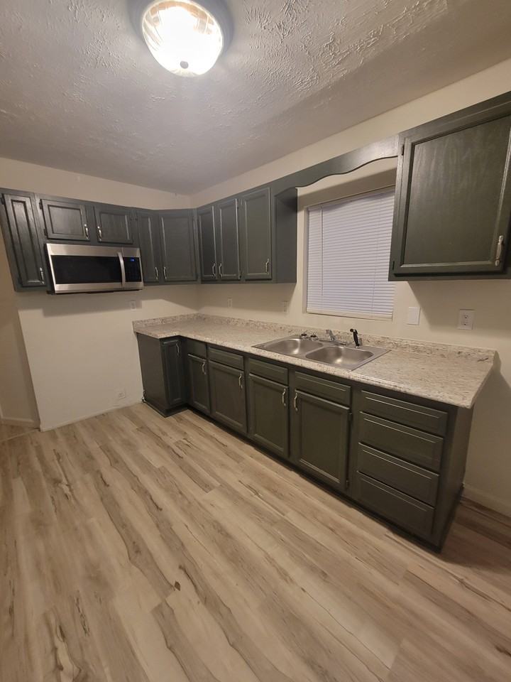 606 W 11th St #1 - Photo 2 of 14