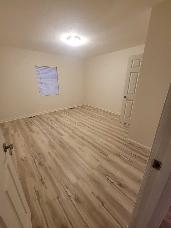 606 W 11th St #1 - Photo 3 of 14