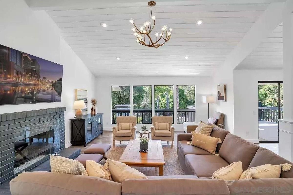 3550 Laketree Dr - Photo 2 of 50