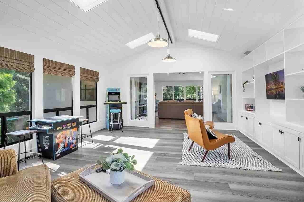 3550 Laketree Dr - Photo 3 of 50