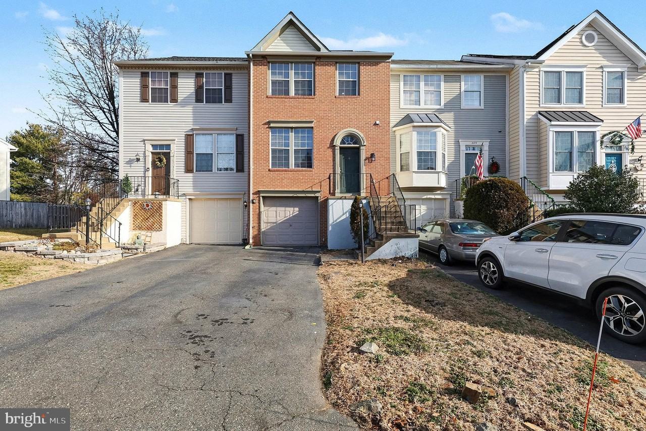 203 Knollwood Ct - Photo 2 of 25