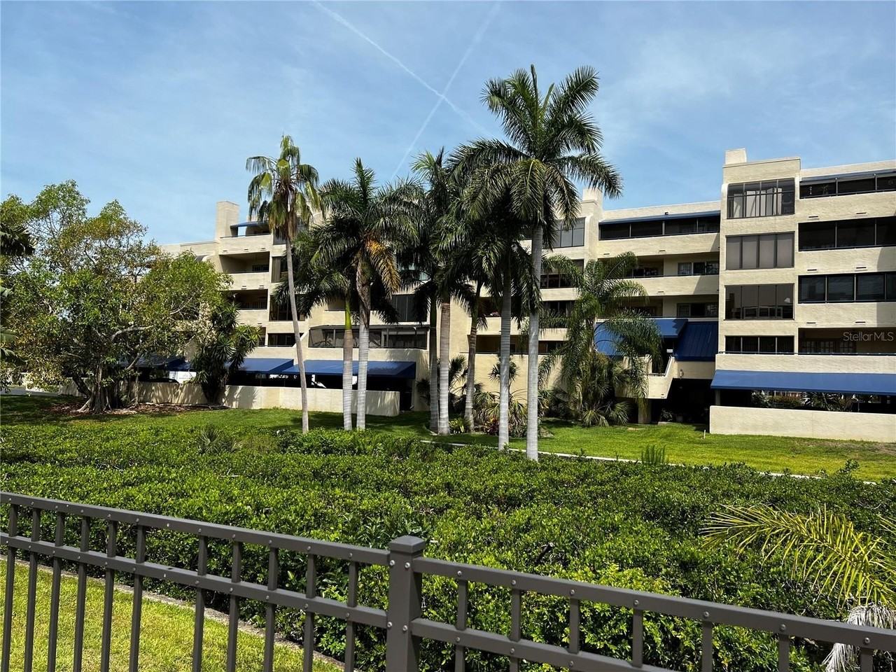 825 S Osprey Ave #203 - Photo 3 of 40