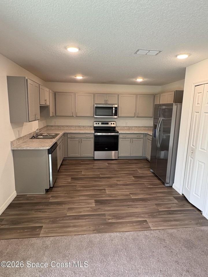 212 Alminar Ave Se - Photo 6 of 16