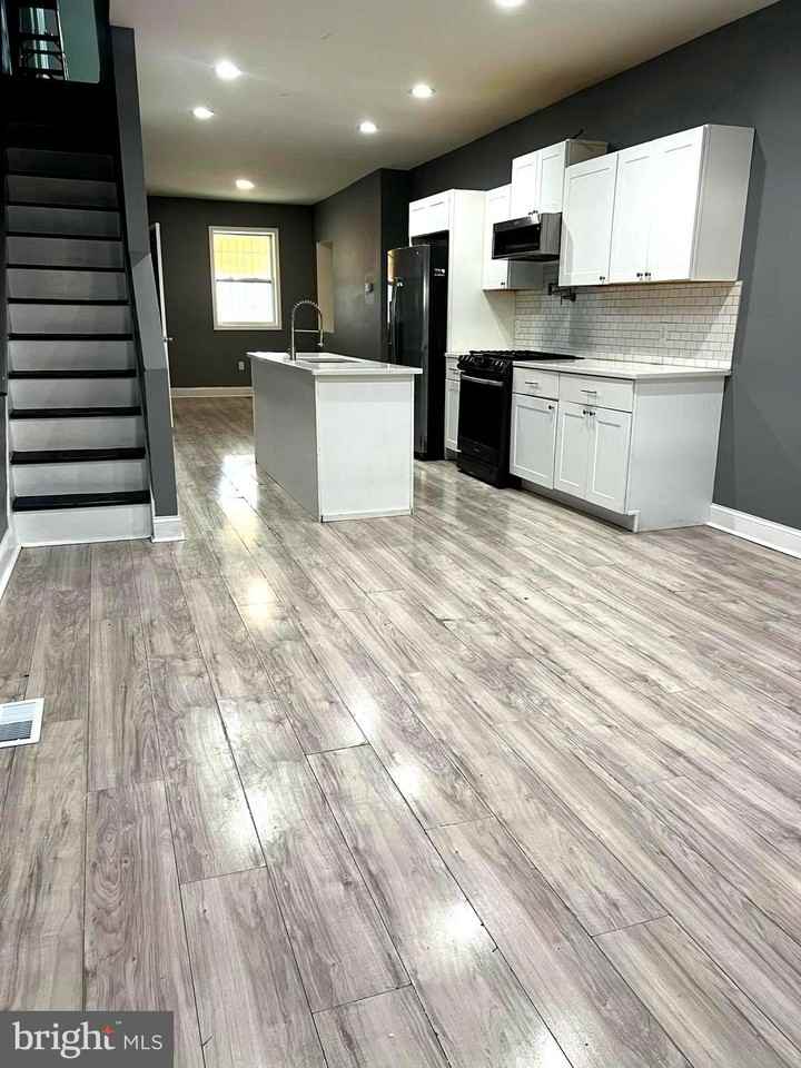 2713 E Monument St - Photo 2 of 9