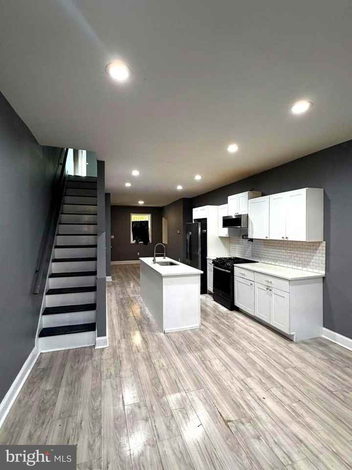 2713 E Monument St - Photo 3 of 9