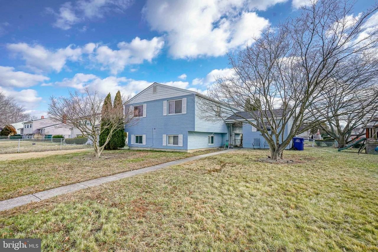 220 College Dr - Photo 2 of 28