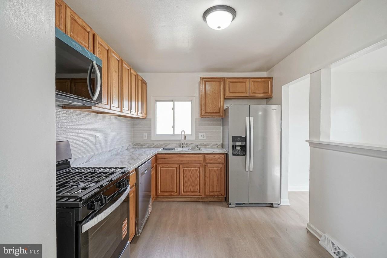 220 College Dr - Photo 7 of 28