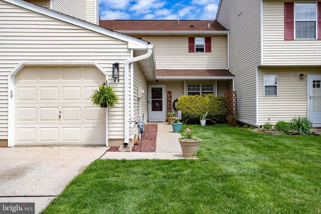 11 Salisbury Ct - Photo 2 of 28