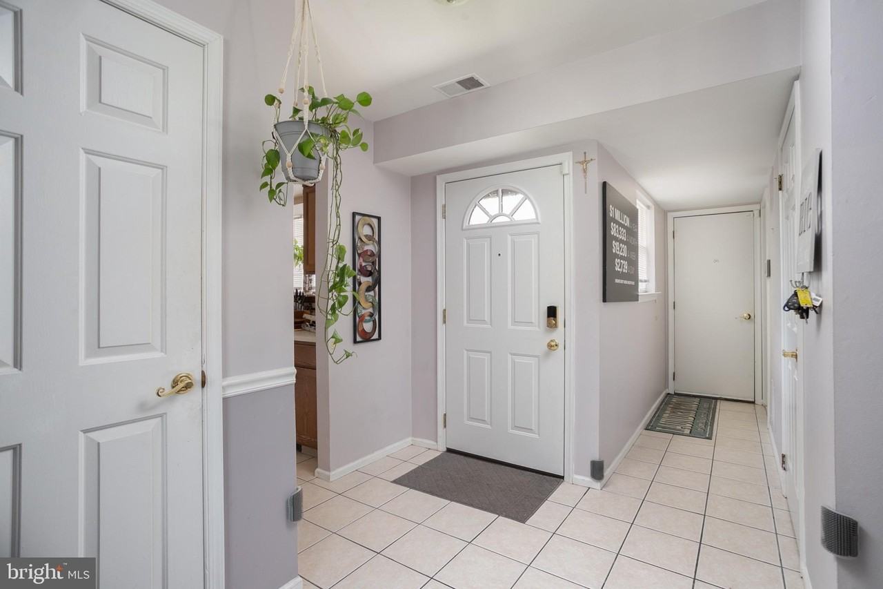 11 Salisbury Ct - Photo 7 of 28