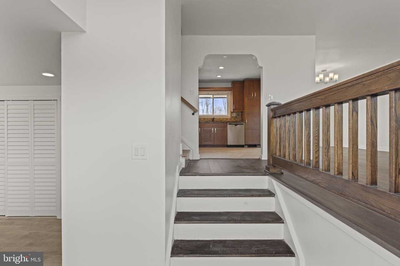 139 Adrienne Ave - Photo 3 of 34