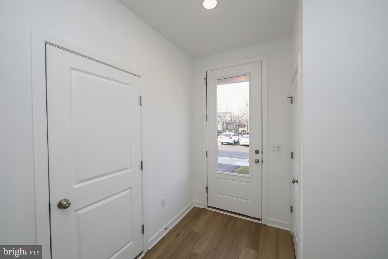 65 Basswood St - Photo 7 of 46