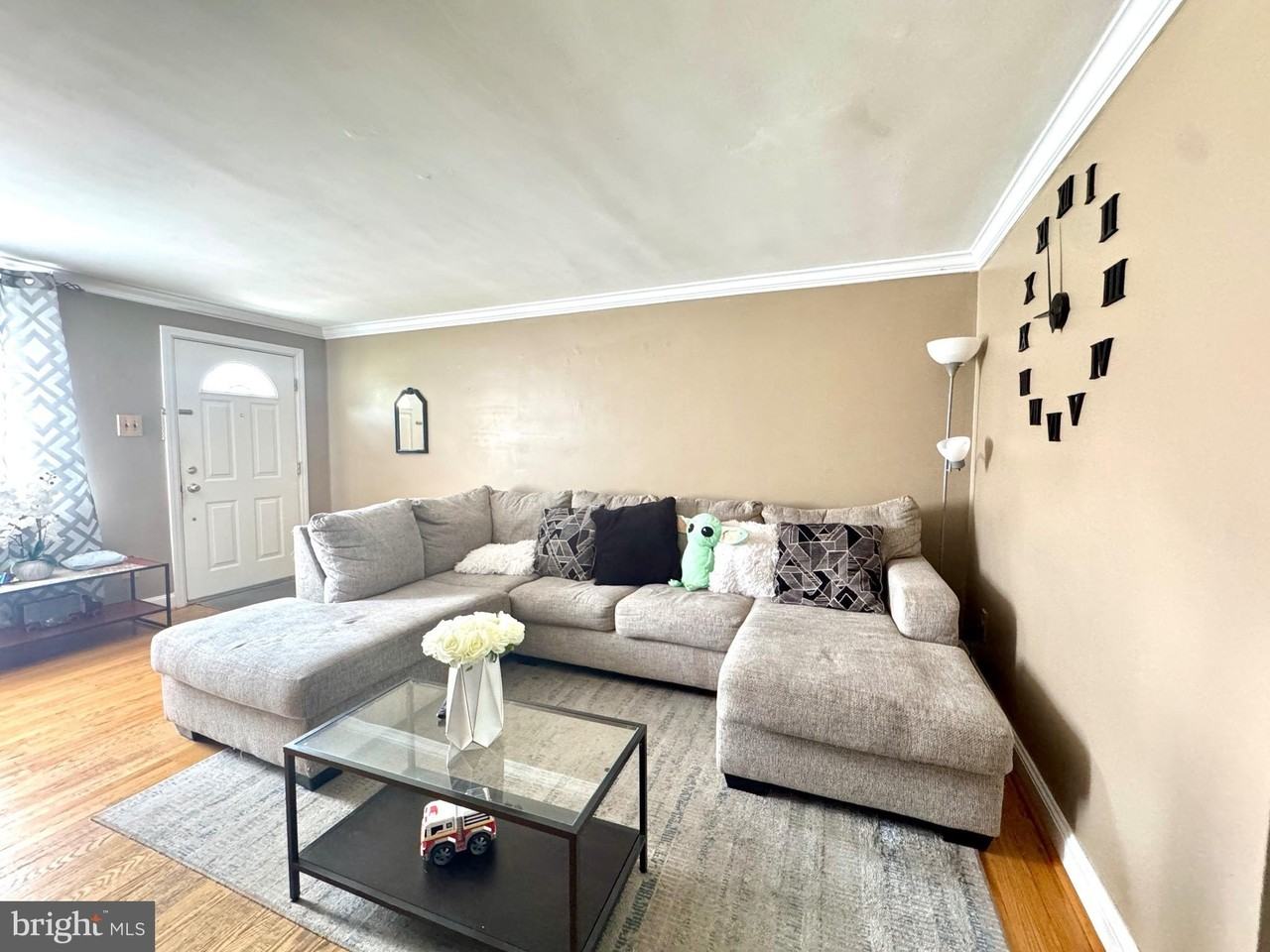 827 Hampshire Rd - Photo 4 of 25