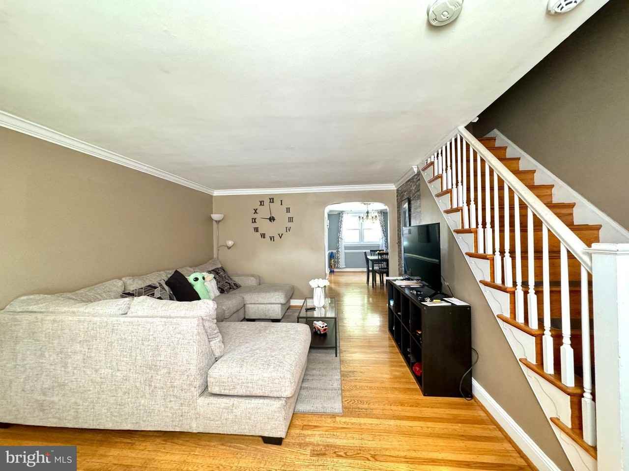 827 Hampshire Rd - Photo 5 of 25