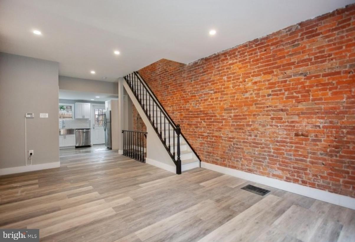 1272 S Dover St - Photo 4 of 17