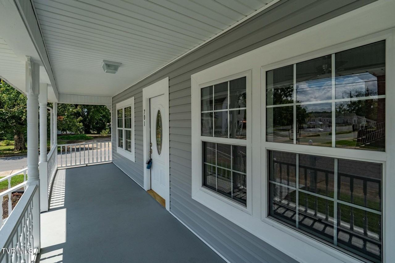 701 1st St - Photo 4 of 37