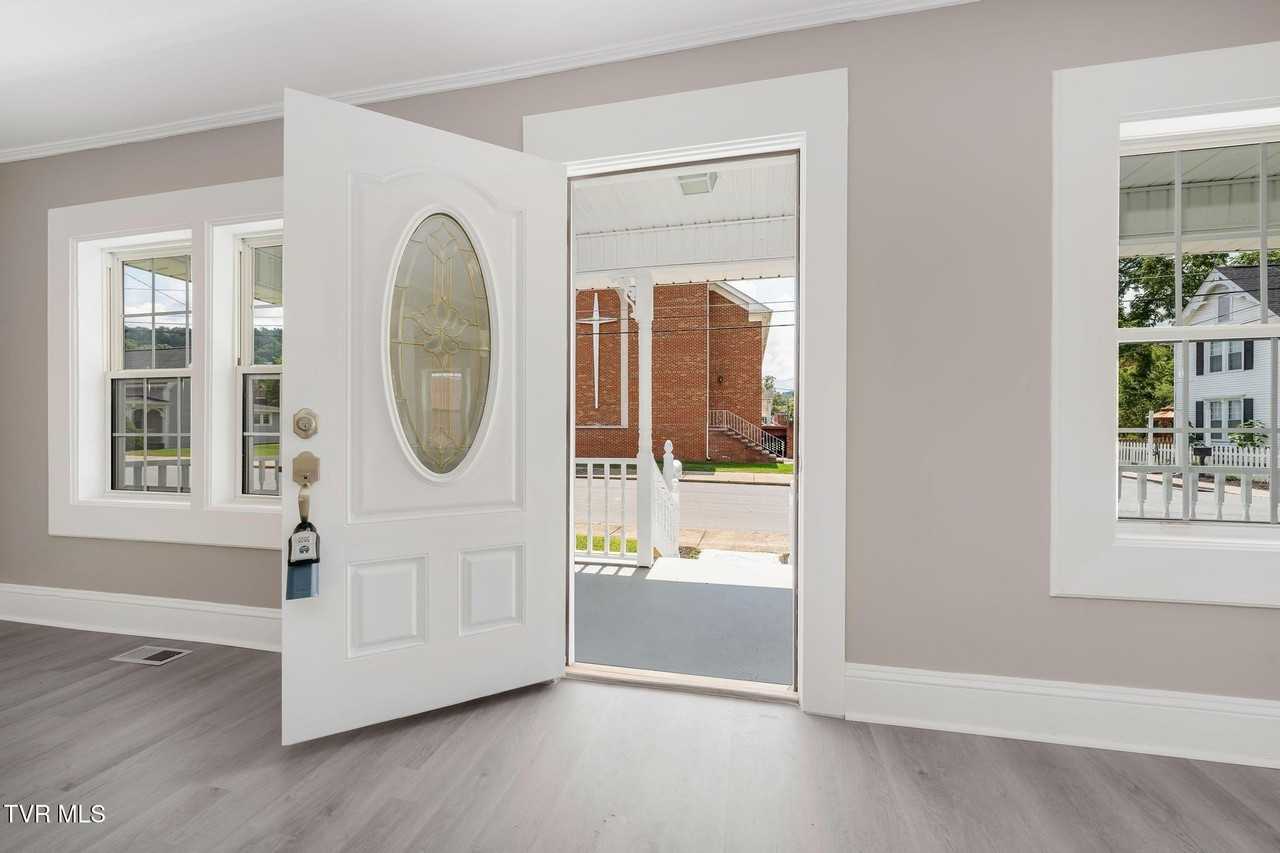 701 1st St - Photo 5 of 37