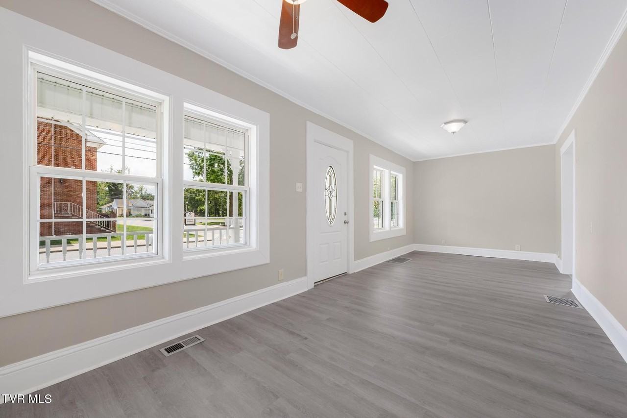 701 1st St - Photo 6 of 37