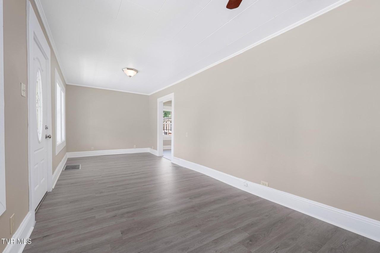 701 1st St - Photo 7 of 37