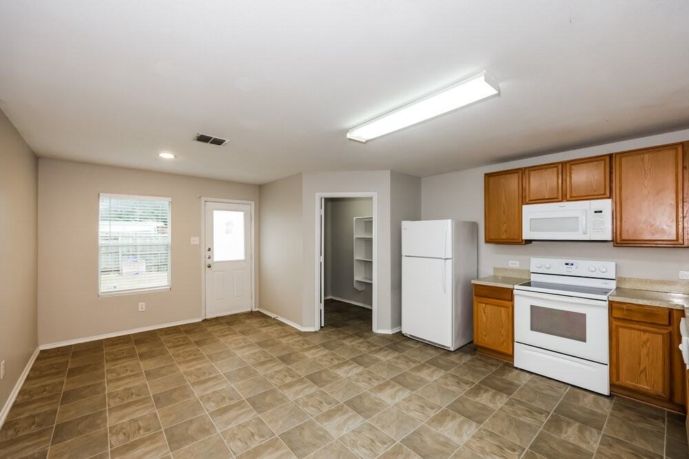 1304 Castle Ridge Rd - Photo 6 of 16