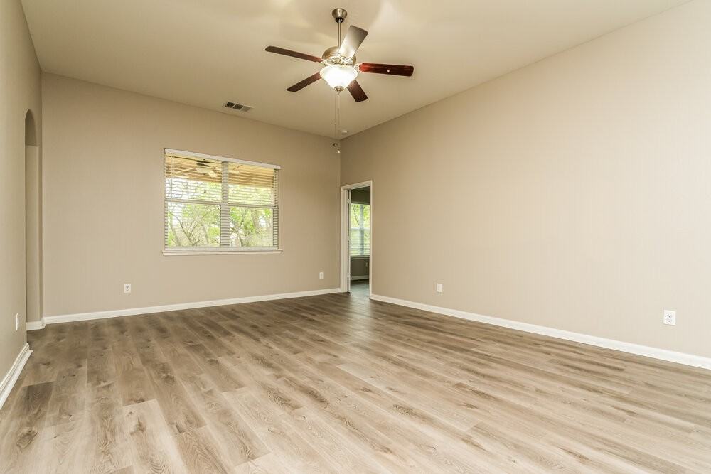 1613 Mesquite Ln - Photo 4 of 16