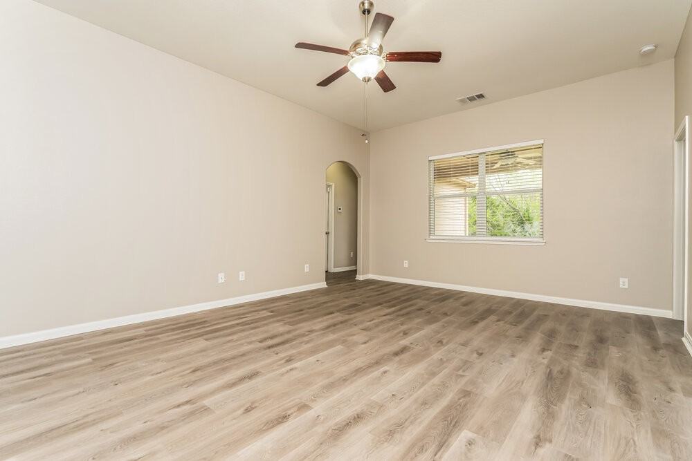 1613 Mesquite Ln - Photo 5 of 16