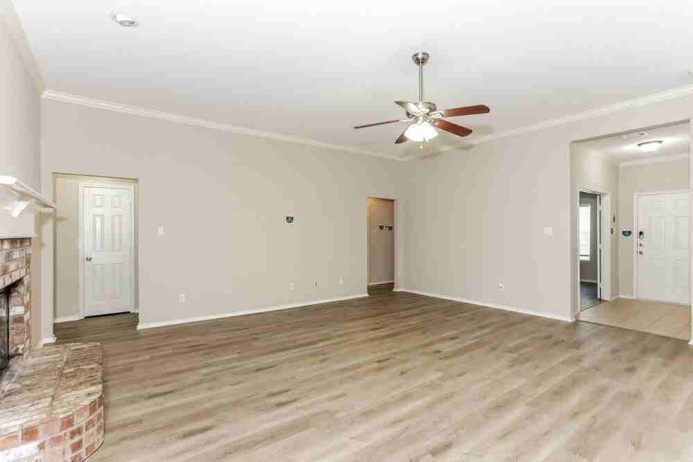 125 Adams Dr - Photo 4 of 16