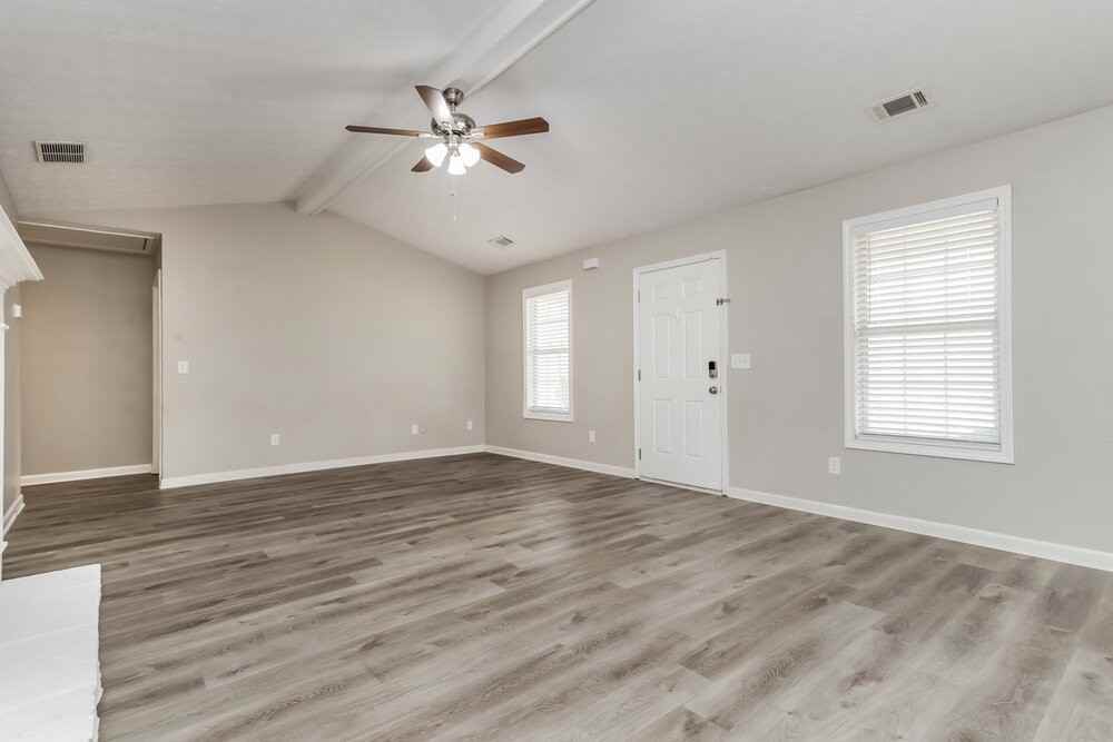 335 Cattlemans Cir - Photo 3 of 16