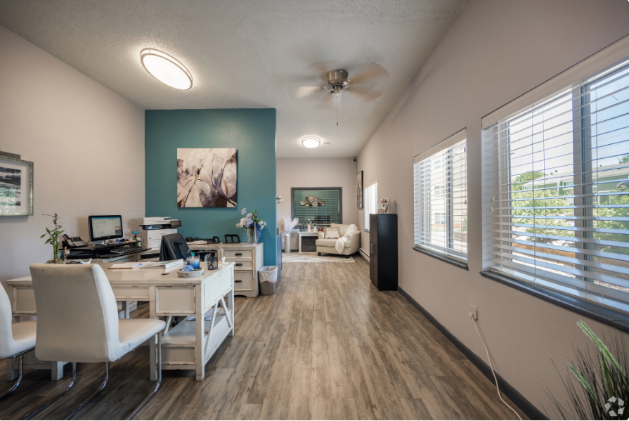 919 South Peoria Street - Photo 5 of 6