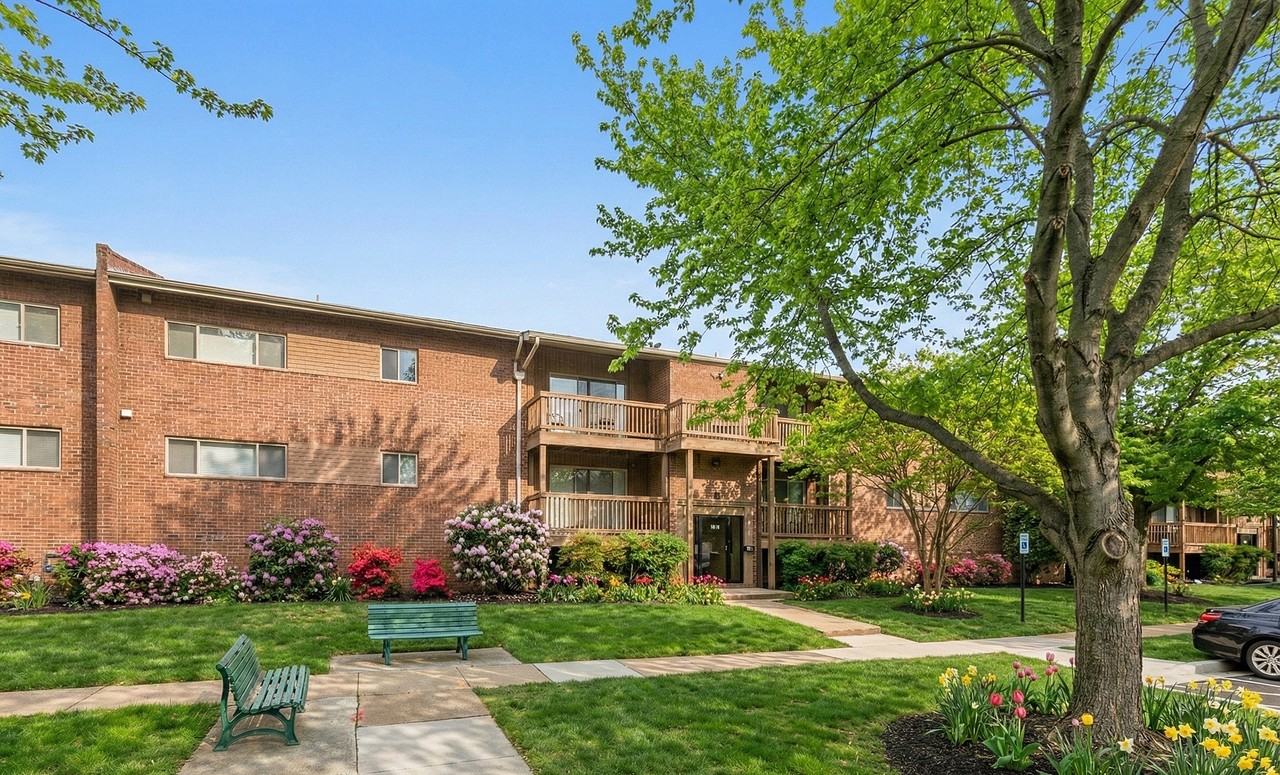 Fallstaff Manor - Photo 2 of 16