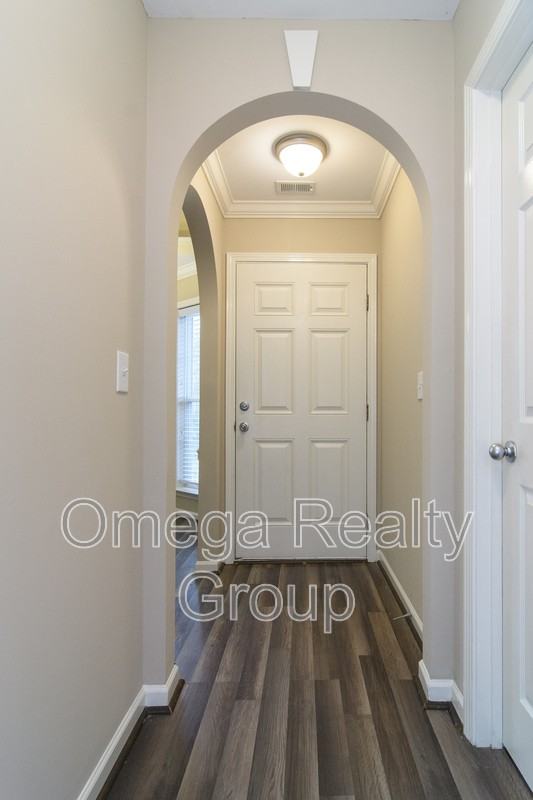 112 Hayesbury Ln - Photo 2 of 32