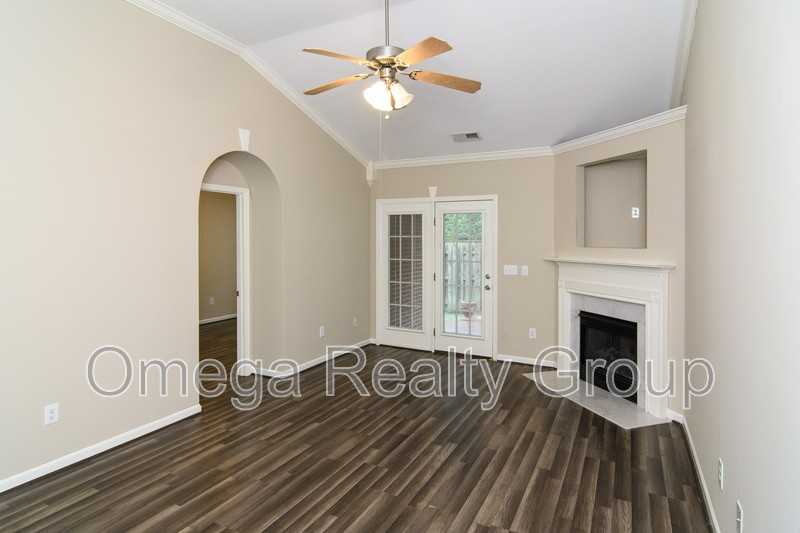 112 Hayesbury Ln - Photo 3 of 32