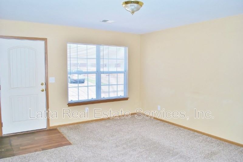 320 E Benning St - Photo 3 of 9