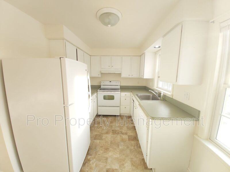 131 Railroad St - Photo 3 of 15