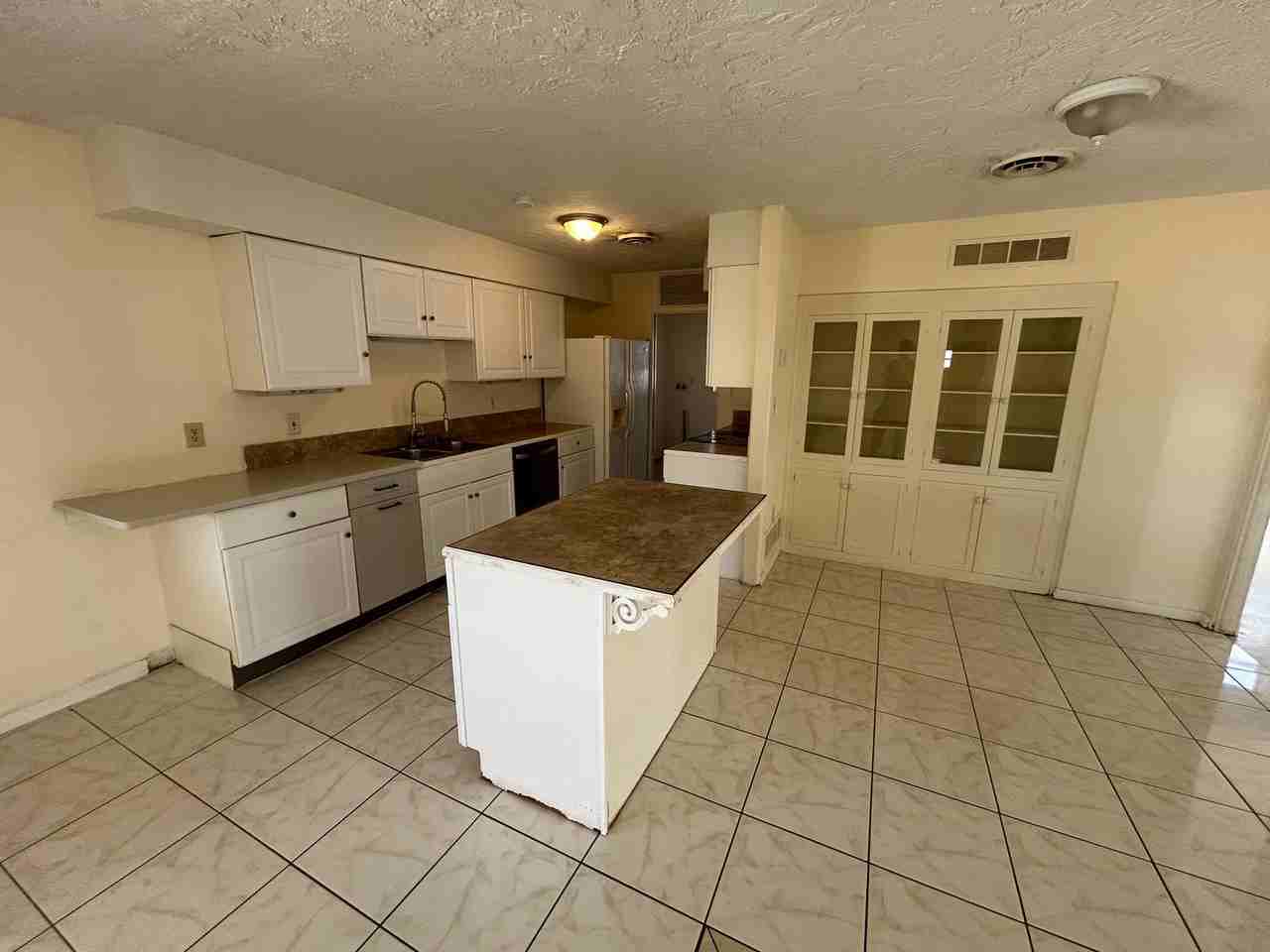 626 Chevy Chase Dr - Photo 3 of 11