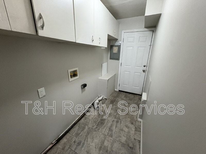 4817 Leone Dr - Photo 4 of 16