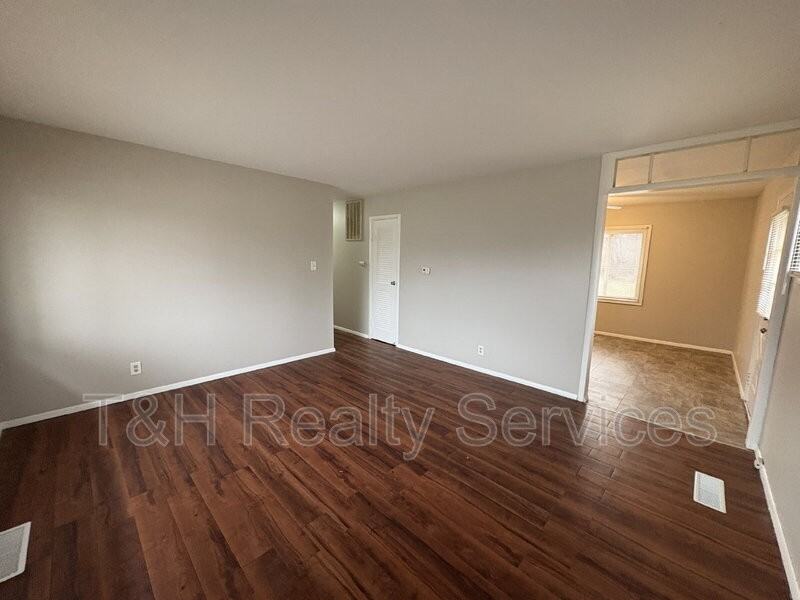 4817 Leone Dr - Photo 5 of 16