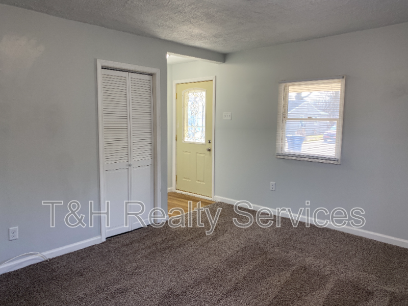 2608 Fowler St - Photo 3 of 17